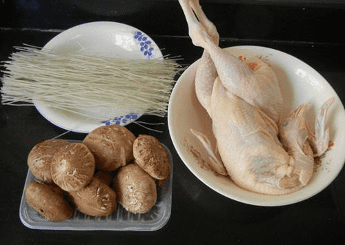 砂锅蘑菇炖鸡的做法_砂锅蘑菇炖鸡的美味做法图解